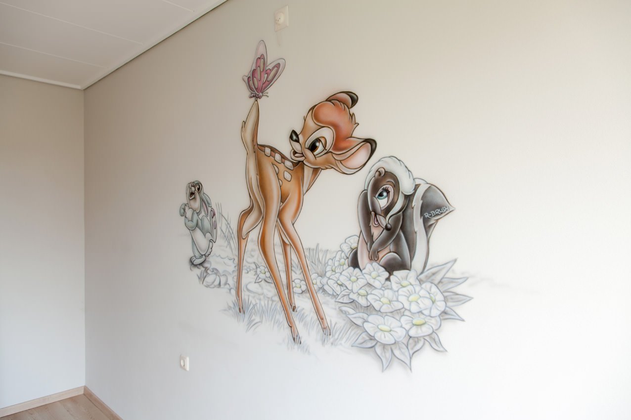 Airbrush muurschildering Bambi met vriendjes in babykamer