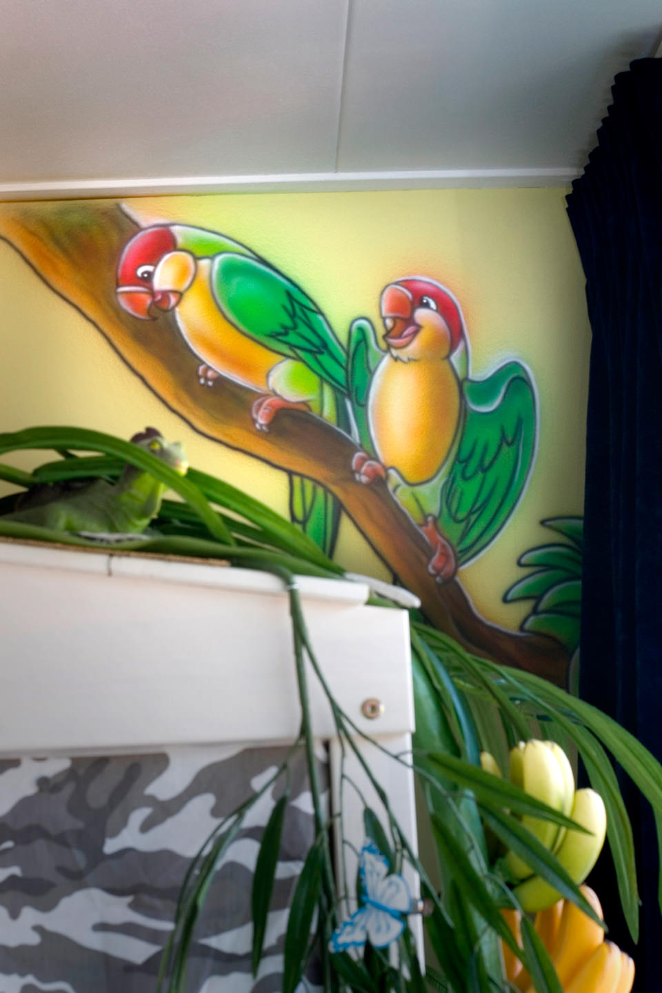 Papegaaien airbrush muurschildering in jungle kinderkamer