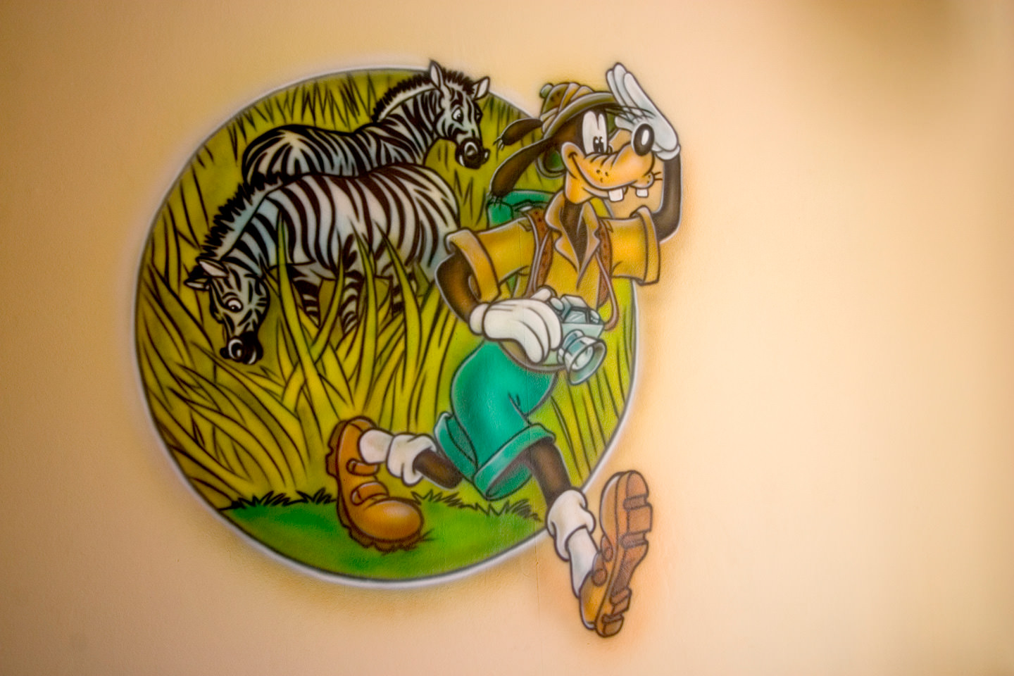 Goofy met zebra's airbrush muurschildering in safari kinderkamer