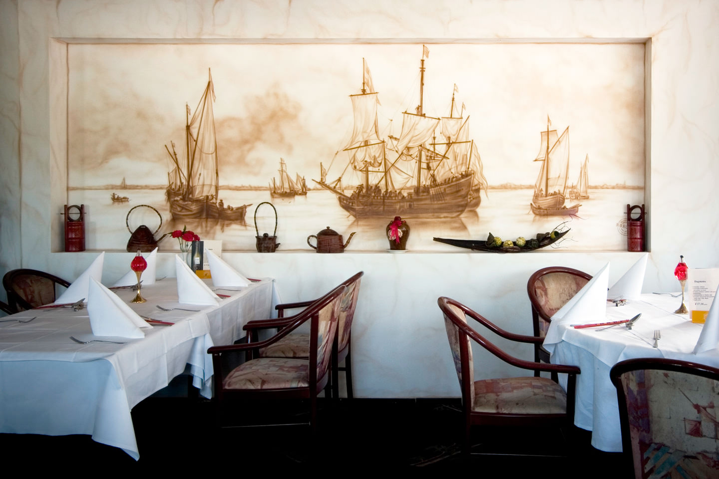 Sepia schildering van boten schepen in restaurant