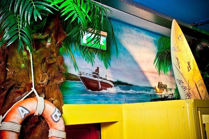 Muurschilderingen speedboot met banaan BAJA beachclub Rotterdam