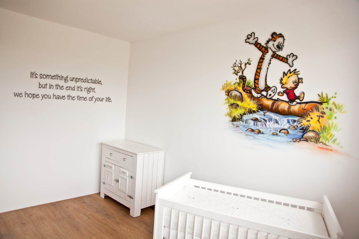 Casper en Hobbes babykamer muurschildering