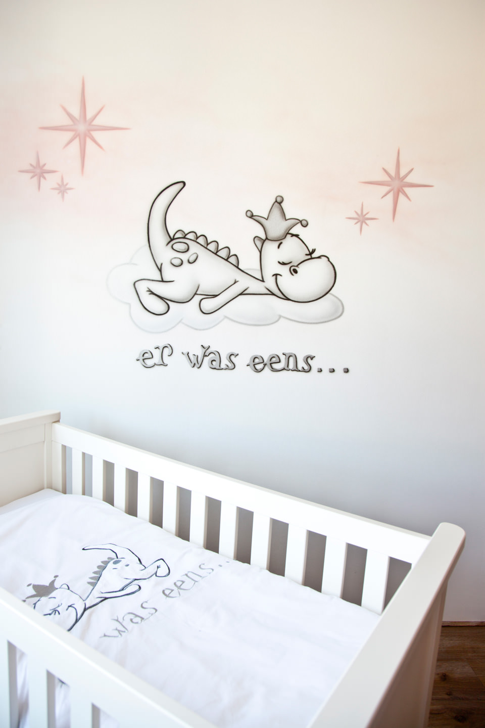 Muurschildering van Draakje Dirk in de babykamer