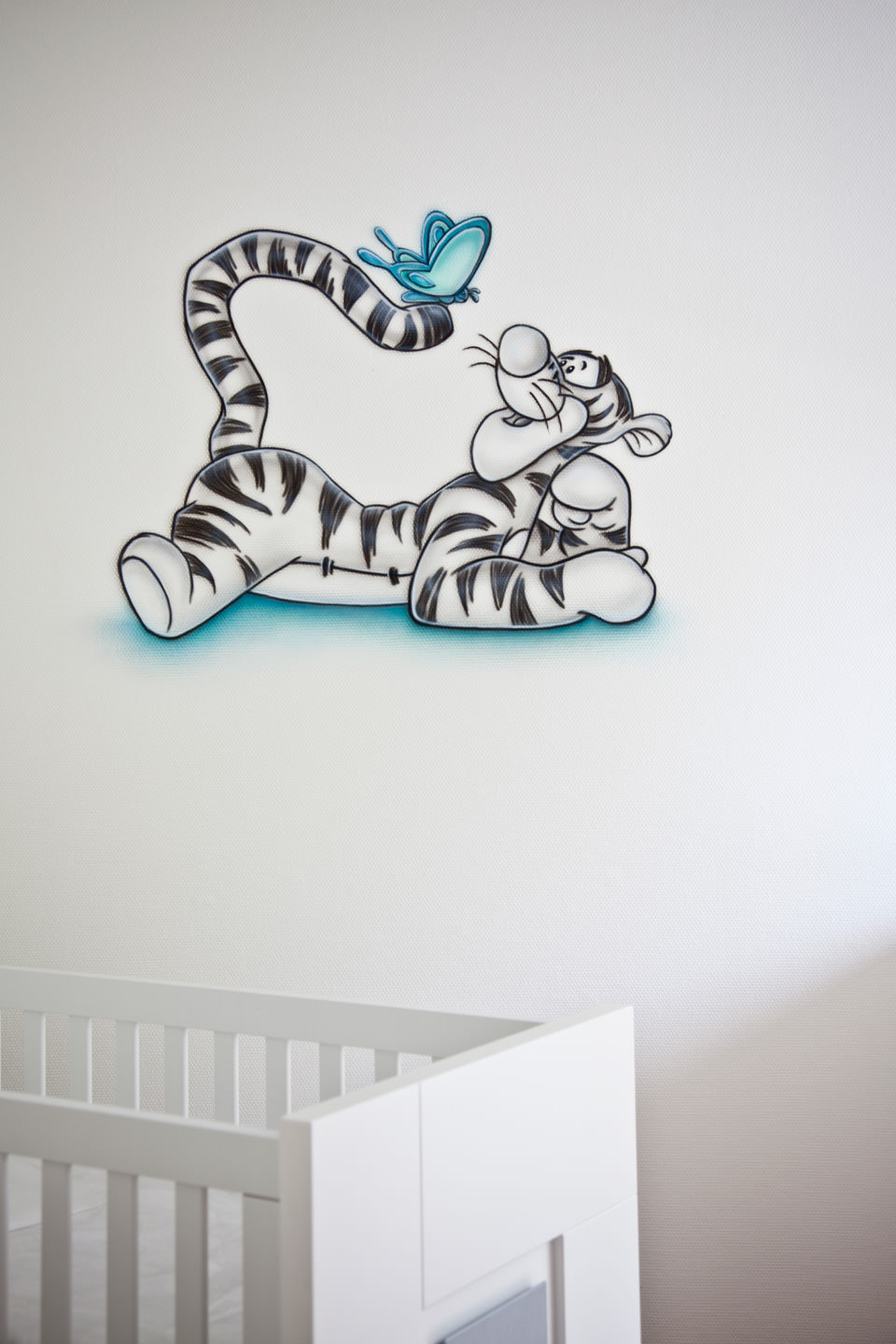 Airbrush Teigetje muurschildering met vlinder in babykamer