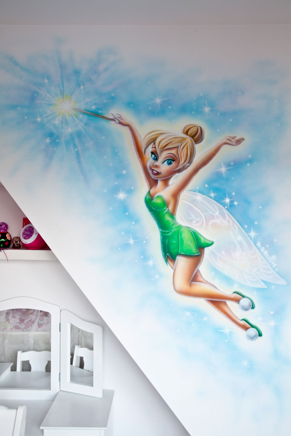 Tinkerbell airbrush muurschildering in meisjeskamer, elfje en sterretjes