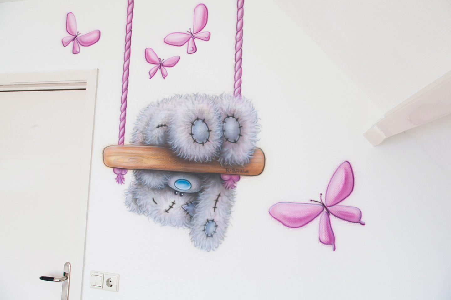 Airbrush babykamer muurschildering van me to you beertje met vlindertjes