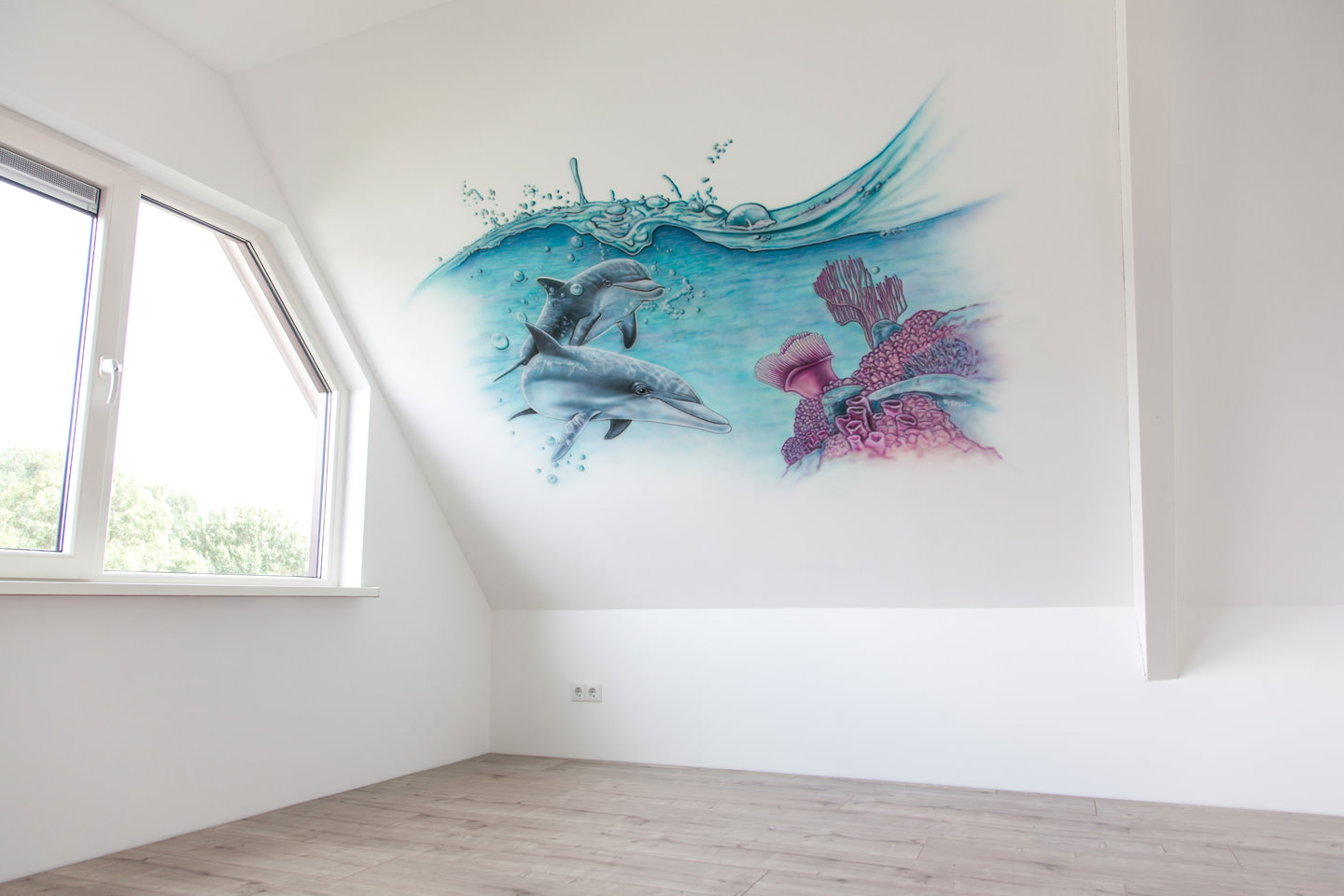 Muurschildering dolfijnen en koraal op schuine zolder muur