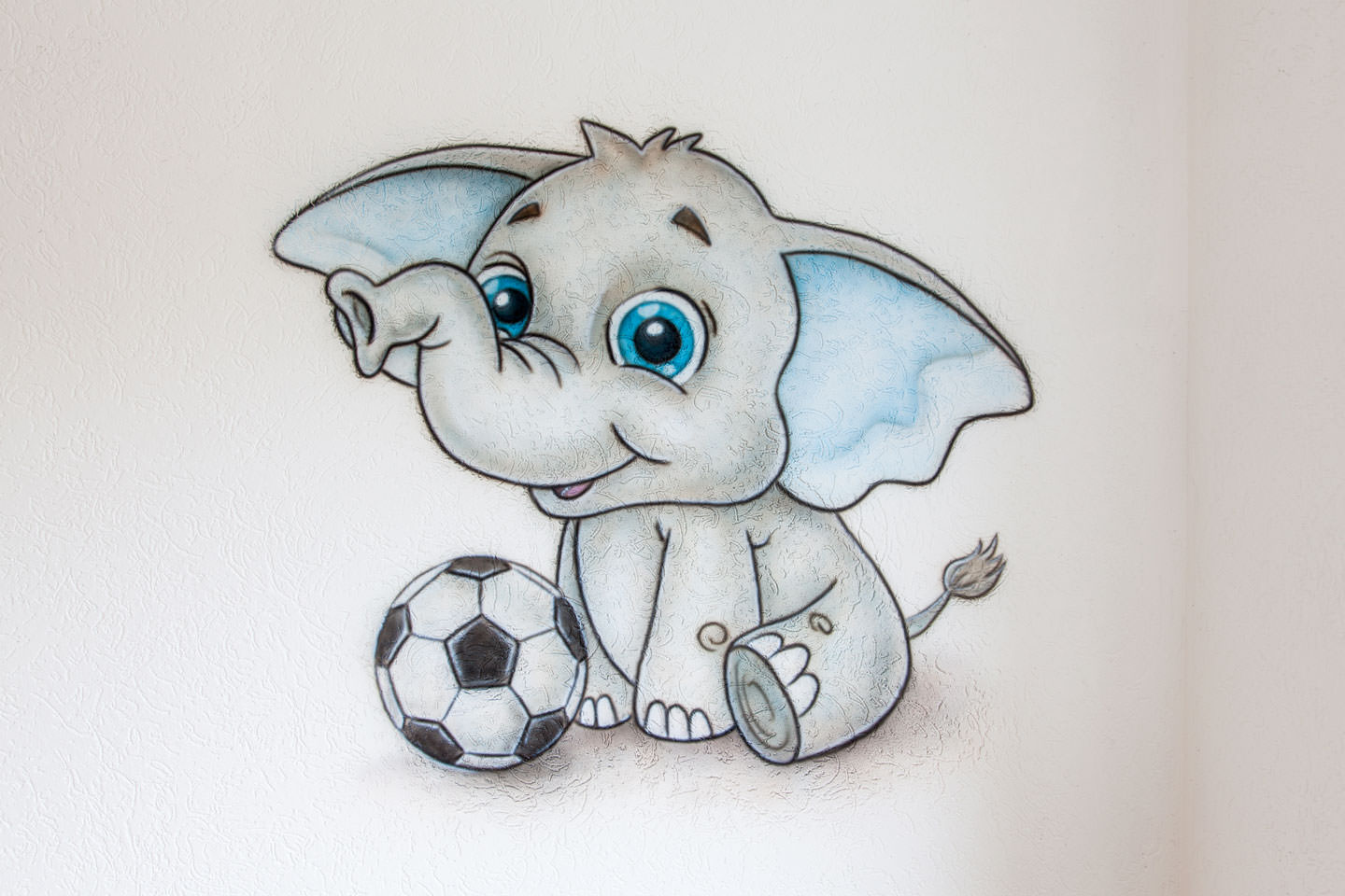 Babykamer muurschildering van olifantje met voetbal
