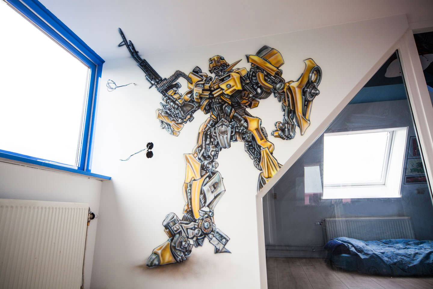 Stoere Transformer Bumblebee airbrush muurschildering in jongenskamer.