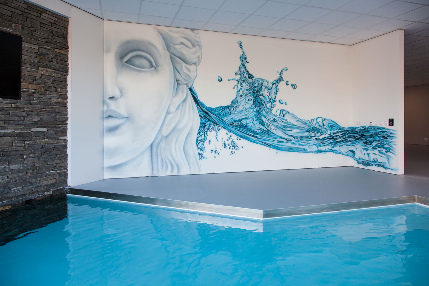 Moderne zwembad showroom muurschildering bij Aqua Unique