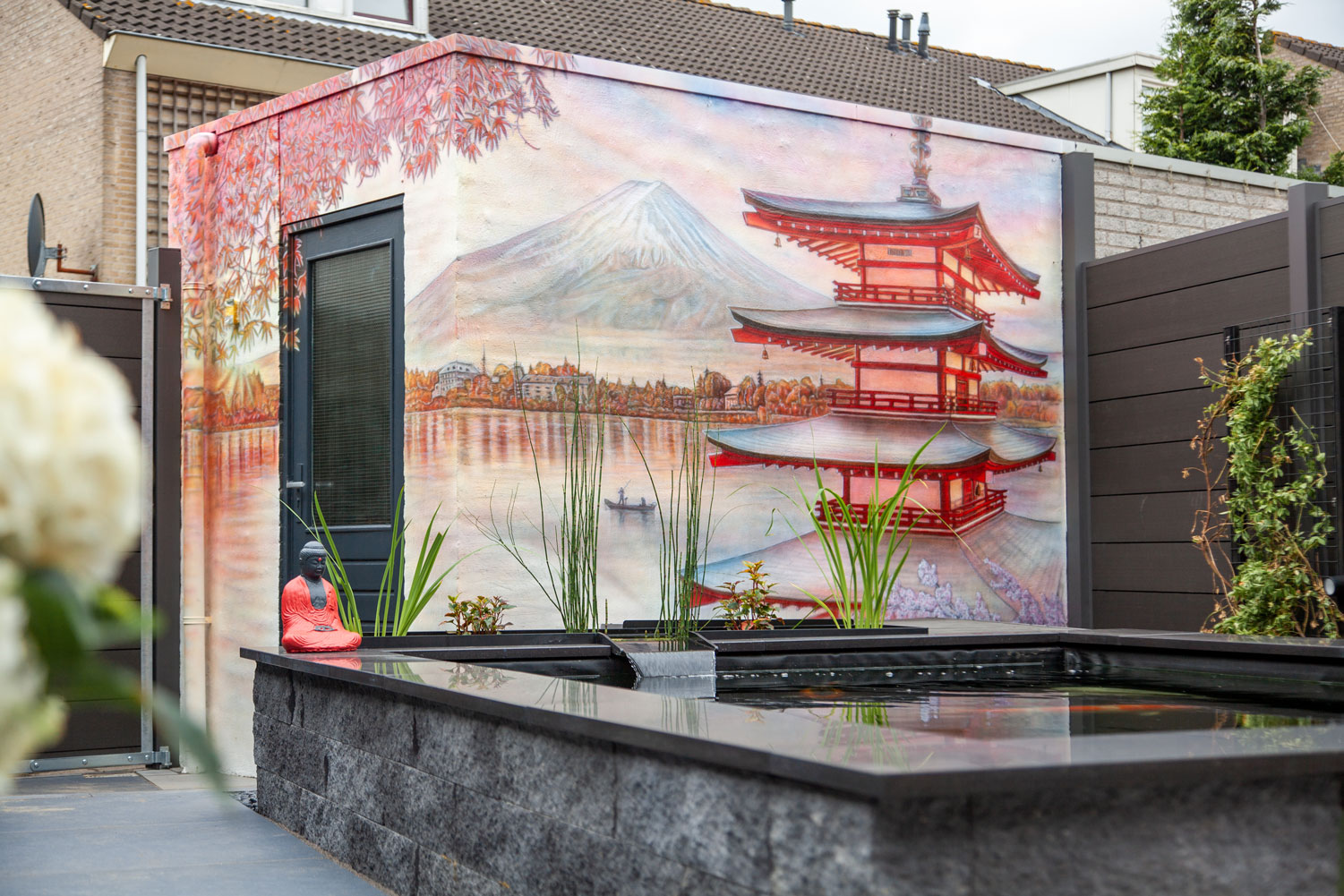 Japanse tuin muurschildering met koi vijver