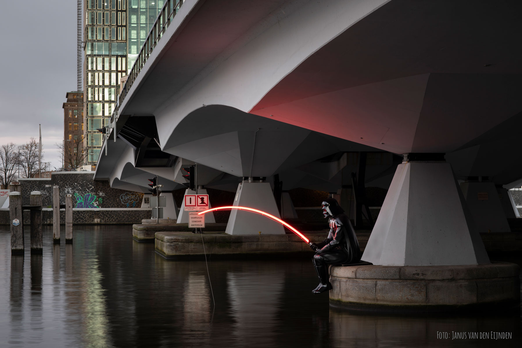 Darth Fisher onder de brug in Amsterdam