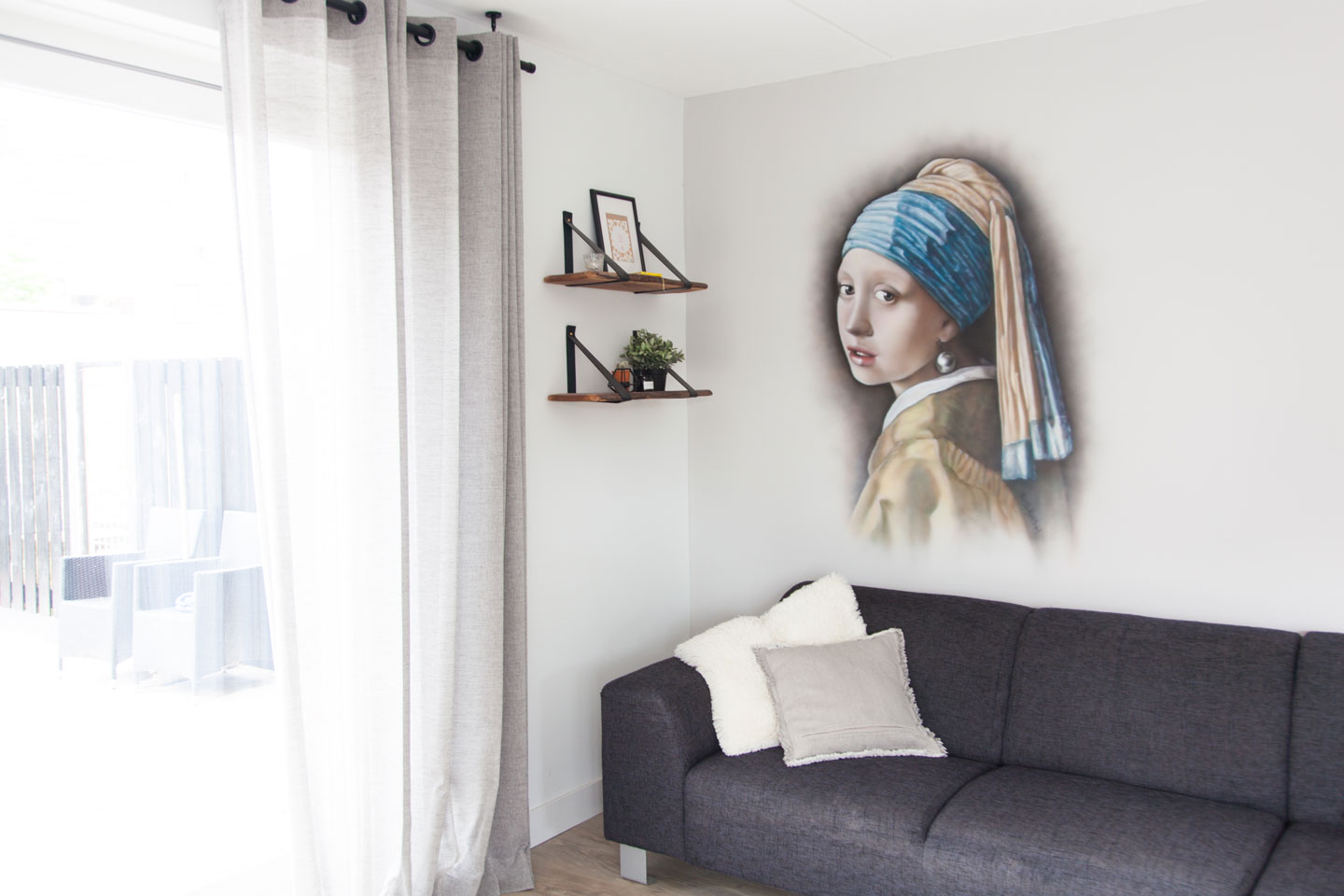 Meisje met de parel muurschildering in de woonkamer