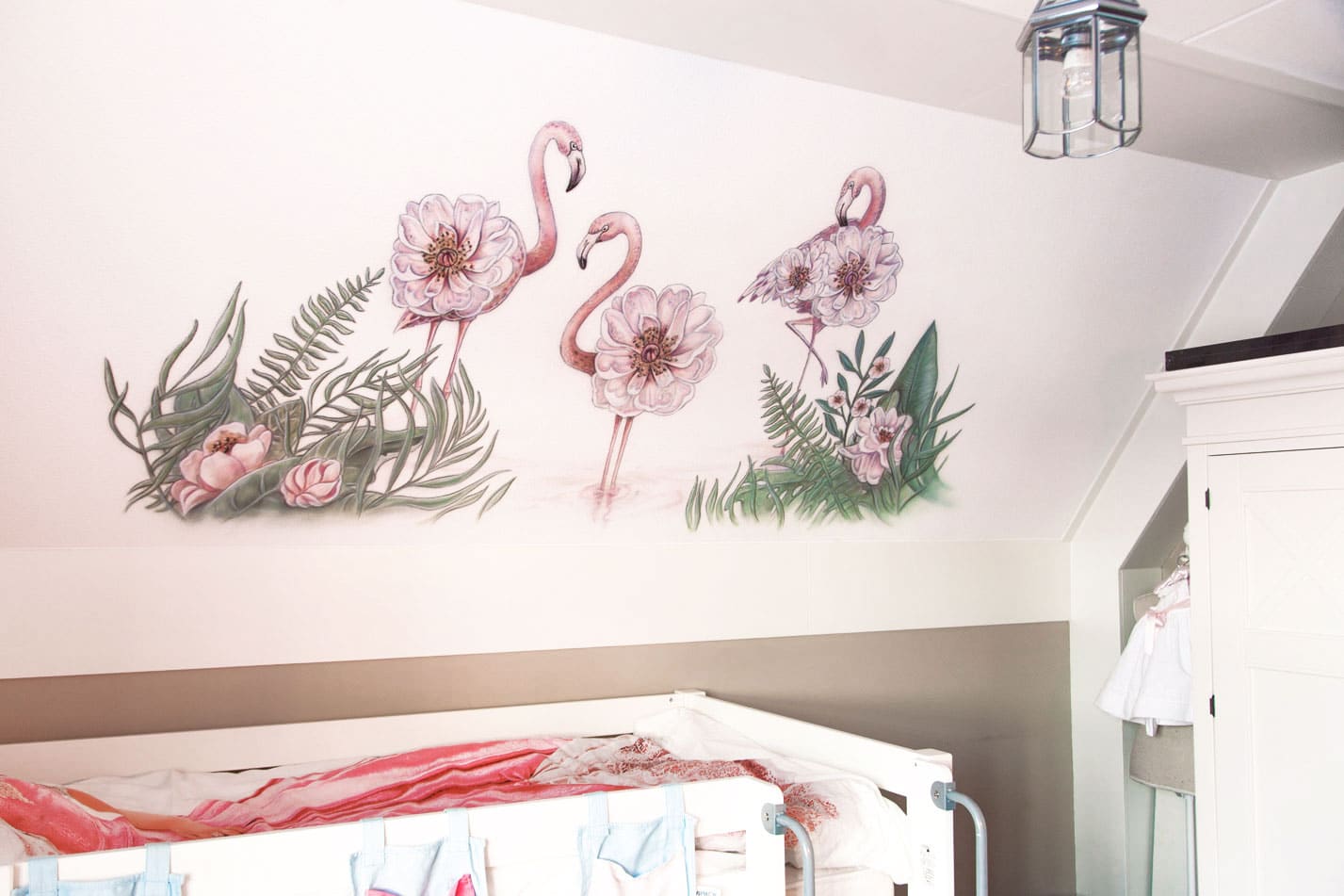 Flamingo's met roze bloemen airbrush muurschildering in meisjeskamer