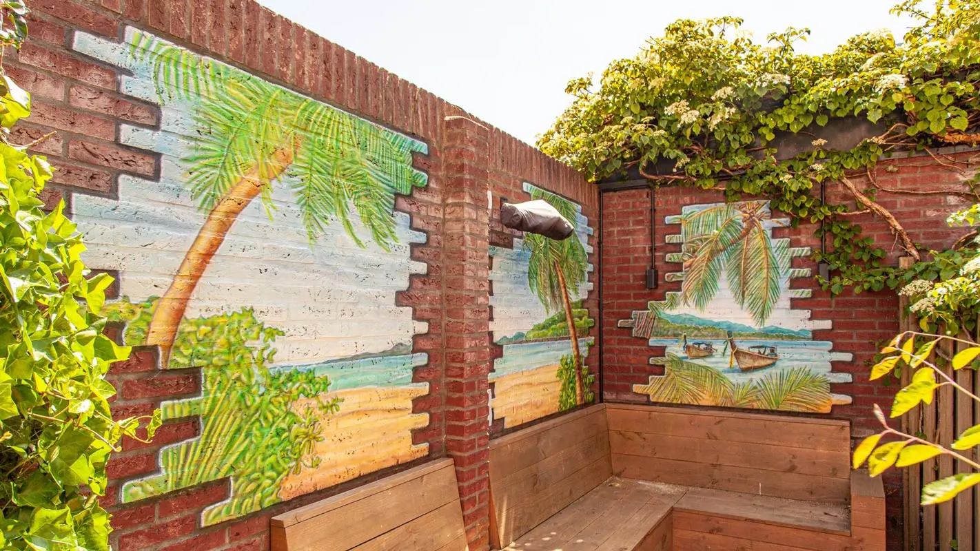 Vakantie in eigen tuin met een airbrush muurschildering